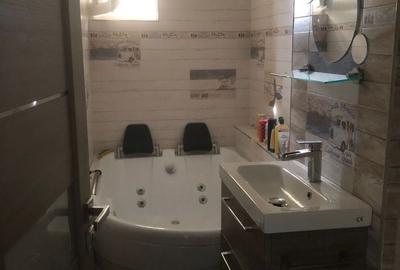 Apartament cu 3 camere decomandat în 7 Noiembrie