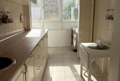 Apartament cu 3 camere semidecomandat, mobilat în Iancului