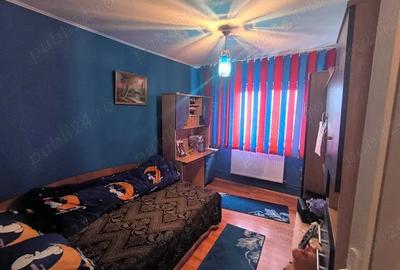 Apartament cu 3 camere decomandat în Motru