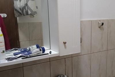 Apartament cu 3 camere semidecomandat în Micro II