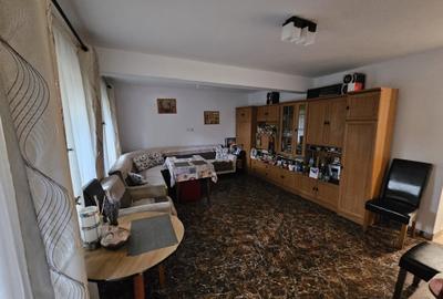 Casă cu 5 camere cu Teren 786 Mp în Aroneanu