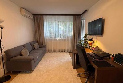 Apartament cu 3 camere semidecomandat în Pajura