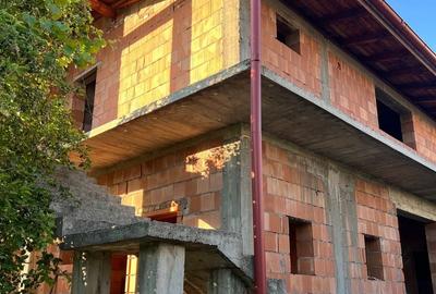 Casă cu 10 camere cu Teren 400 Mp în Central - 2
