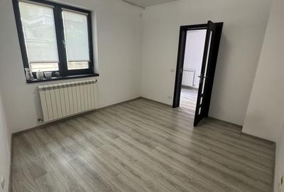 Casă cu 4 camere cu Teren 75 Mp în Tei - 2