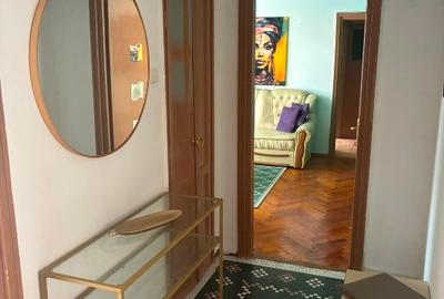 Apartament cu 3 camere semidecomandat în Central - 1
