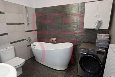 Casă cu 4 camere decomandat în Semicentral