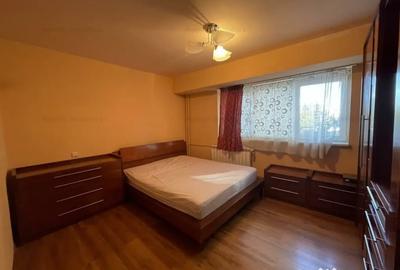 Apartament cu 3 camere semidecomandat în Victoriei