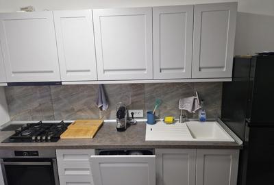 Apartament cu 3 camere semidecomandat, mobilat în Tei