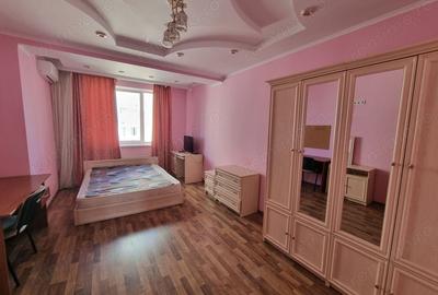 Apartament cu 3 camere decomandat în Jiului
