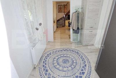 Casă cu 5 camere cu Teren 2400 Mp în Central - 2