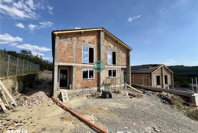 Casă cu 4 camere cu Teren 230 Mp în Corunca