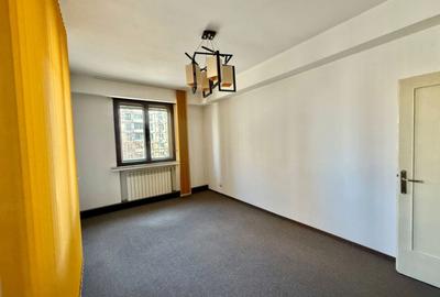 Apartament cu 4 camere în P-ța Romană
