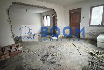Casă cu 10 camere cu Teren 240 Mp în Central
