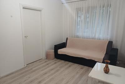 Apartament cu 2 camere semidecomandat în Craiovița Nouă