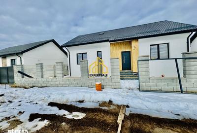 Casă cu 4 camere cu Teren 400 Mp în Domnești - 1