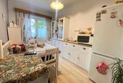 Apartament cu 3 camere semidecomandat, mobilat în Vasile Aaron
