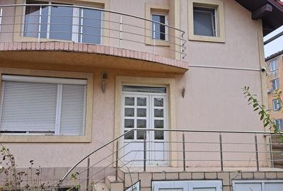 Casă cu 4 camere cu Teren 180 Mp în Central