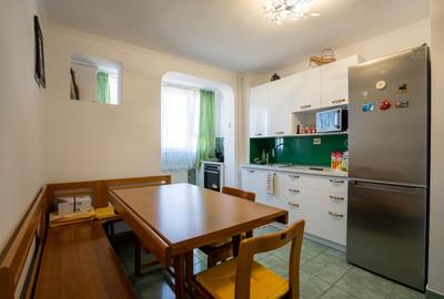 Apartament cu 3 camere decomandat în Nufărul