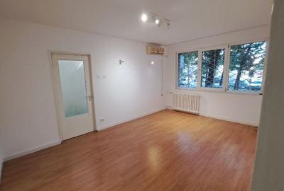 Apartament cu 3 camere semidecomandat în Bucur Obor