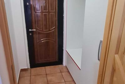 Garsonieră decomandată în Apărătorii Patriei