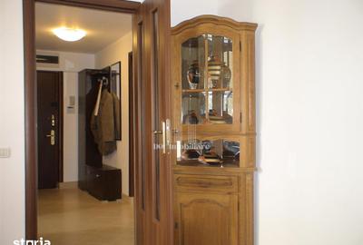 Apartament cu 4 camere decomandat, mobilat în Văcăresti