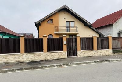 Casă cu 4 camere cu Canalizare în Est