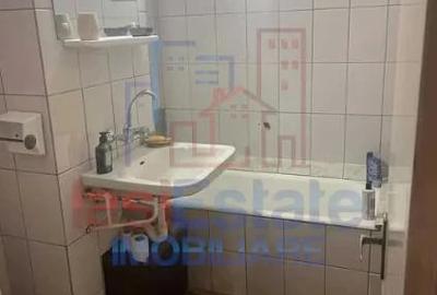 Apartament cu 3 camere decomandat în Filiași