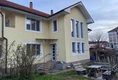 Casă individuală cu 9 camere cu Teren 450 Mp în Central - 1