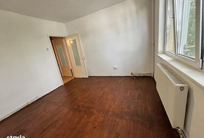 Apartament cu 3 camere semidecomandat în Central