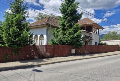Casă cu 4 camere în Coman