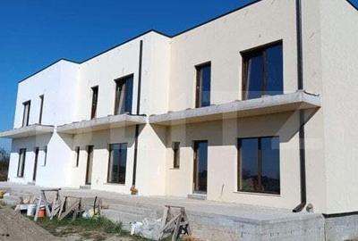 Casă cu 4 camere cu Teren 284 Mp în Plopi - 1