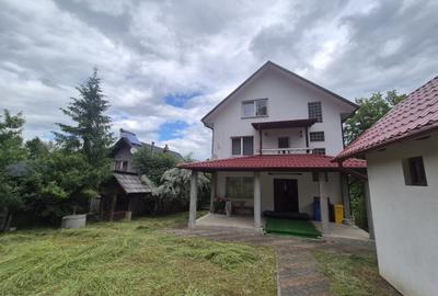 Casă individuală cu 10 camere cu Teren 1000 Mp în Arbore
