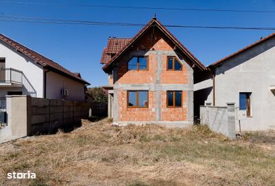 Casă cu 4 camere cu Teren 300 Mp în Zimandu Nou
