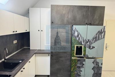 Apartament cu 3 camere semidecomandat, mobilat în Brașovul Vechi