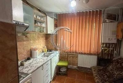 Apartament cu 3 camere semidecomandat în Micro 3