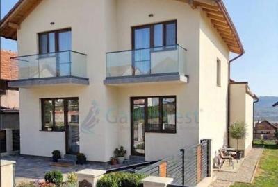Casă cu 4 camere cu Teren 300 Mp în Central