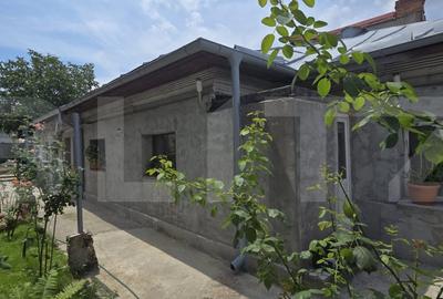 Casă individuală cu 3 camere cu Canalizare în Bariera Vâlcii