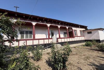 Casă cu 4 camere în Oinacu