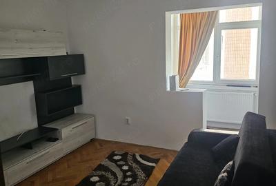 Apartament cu 3 camere decomandat în Calea București