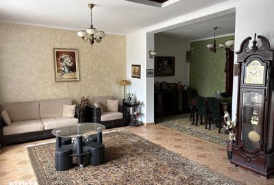 Casă cu 5 camere cu Teren 1700 Mp în Central