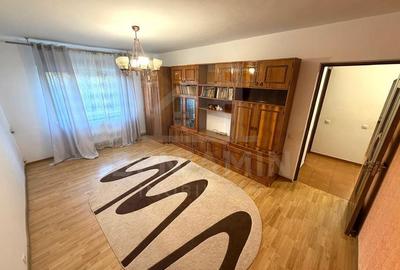 Apartament cu 3 camere decomandat în Rovine