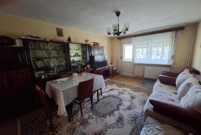 Apartament cu 3 camere decomandat în Sud