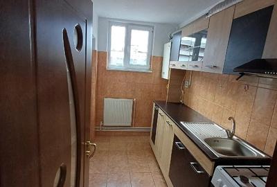 Apartament cu 3 camere semidecomandat în Mărăței