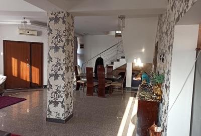 Duplex cu 6 camere cu Canalizare în Central - 2