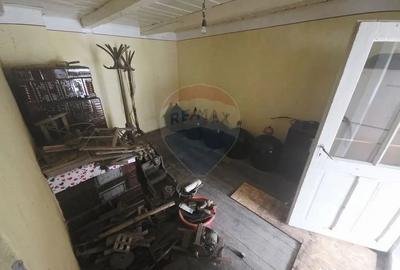 Casă cu 4 camere cu Teren 1677 Mp în Slobozia (Roznov)