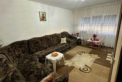 Apartament cu 3 camere decomandat în Noua