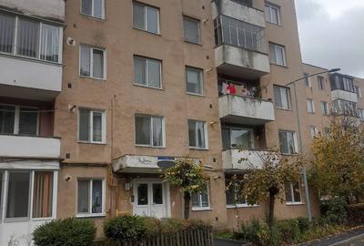 Apartament cu 2 camere semidecomandat în Simeria