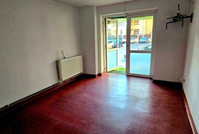 Apartament cu 3 camere decomandat în Micro 5
