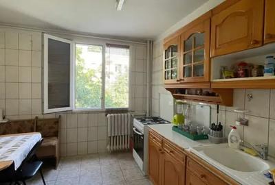 Apartament cu 3 camere semidecomandat în Giurgiului