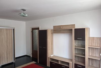 Apartament cu 3 camere decomandat în Titan